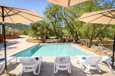 Bazen u objektu Luxury and Cosy Little House Ivinj 3 ili u blizini