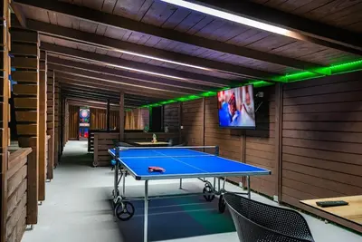 Stolni tenis u objektu Cozy and Chic Little House with Pool Ivinj - 3 ili u blizini