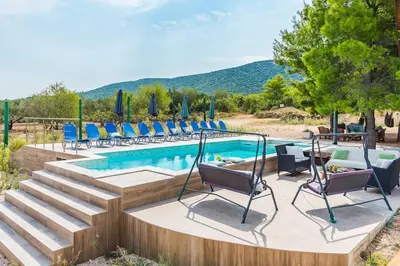 Bazen u objektu Cozy and Chic Little House with Pool Ivinj-2 ili u blizini