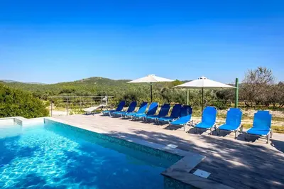 Bazen u objektu Cozy and Chic Little House with Pool Ivinj-2 ili u blizini