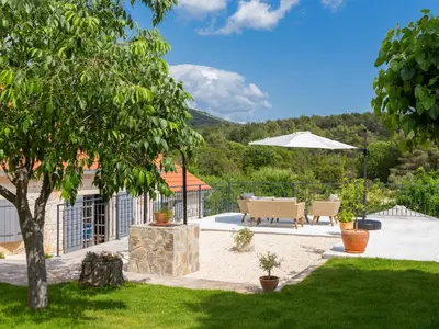 Pogled na planine ili pogled na planine iz vikendica