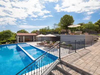 Bazen u objektu Holiday Home Villa di Pietra by Interhome ili u blizini