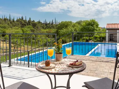Bazen u objektu Holiday Home Villa di Pietra by Interhome ili u blizini