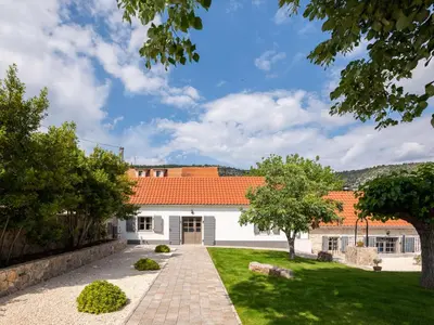 Vrt u objektu Holiday Home Villa di Pietra by Interhome