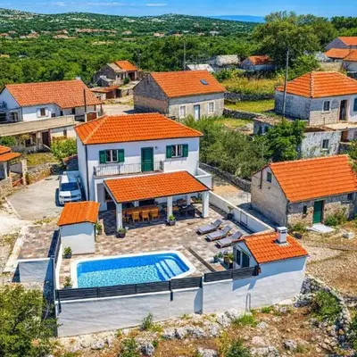 Holiday Home Luce with Pool - Happy Rentals