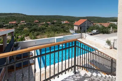 Bazen u objektu Stone house Grgo with heated swimming pool and spa ili u blizini