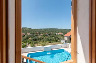 Bazen u objektu Stone house Grgo with heated swimming pool and spa ili u blizini
