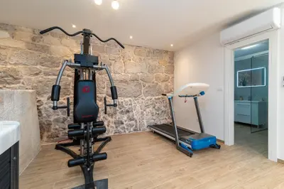Fitness centar i/ili fitness sadržaji u objektu Stone house Grgo with heated swimming pool and spa