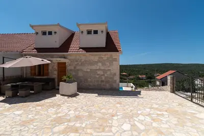 Zgrada u kojoj se nalazi vila