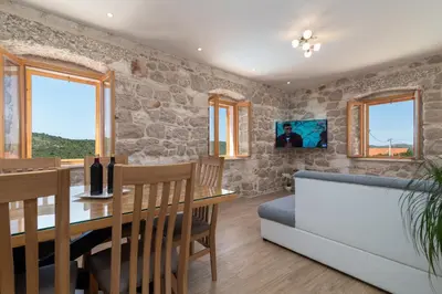 TV i/ili zabavni centar u objektu Stone house Grgo with heated swimming pool and spa