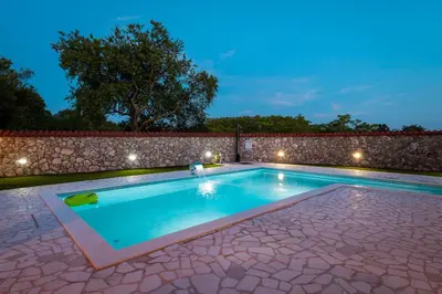 Bazen u objektu Villa Nika ili u blizini