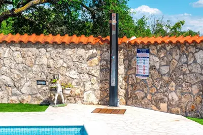 Bazen u objektu Villa Nika ili u blizini