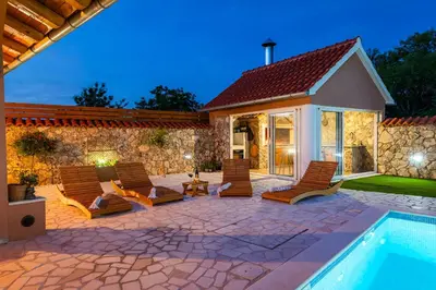 Bazen u objektu Villa Nika ili u blizini