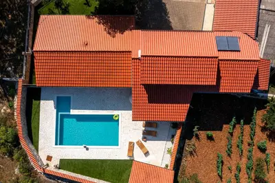 Bazen u objektu Villa Nika ili u blizini