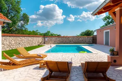 Bazen u objektu Villa Nika ili u blizini