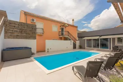 Bazen u objektu Apartman Carpe Diem Šibenik ili u blizini