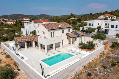 Bazen u objektu Villa Royal Stone with Pool, 350m from beach ili u blizini