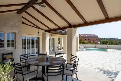 Bazen u objektu Villa Royal Stone with Pool, 350m from beach ili u blizini