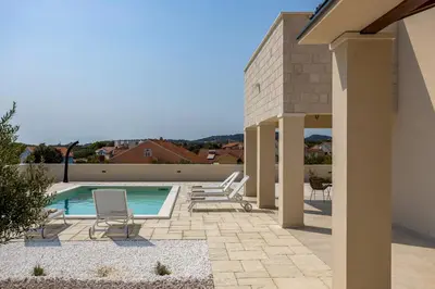 Bazen u objektu Villa Royal Stone with Pool, 350m from beach ili u blizini