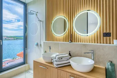 Kupaonica u objektu Villa Allina - Heated Pool, Rooftop Jacuzzi & Sea Views