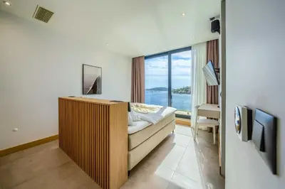 TV i/ili zabavni centar u objektu Villa Allina - Heated Pool, Rooftop Jacuzzi & Sea Views