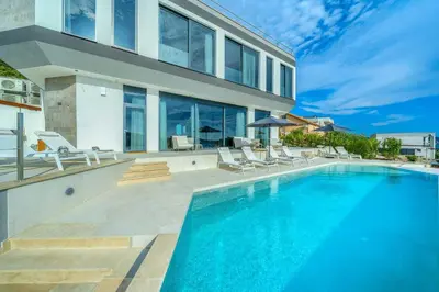 Bazen u objektu Villa Allina - Heated Pool, Rooftop Jacuzzi & Sea Views ili u blizini