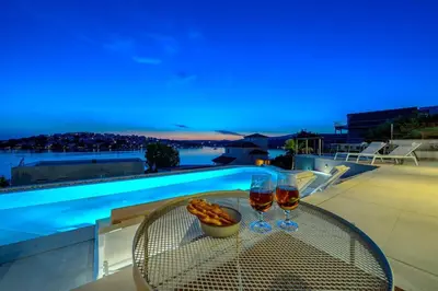 Pića u objektu Villa Allina - Heated Pool, Rooftop Jacuzzi & Sea Views