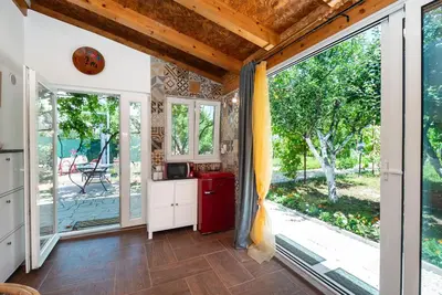 Kuhinja ili čajna kuhinja u objektu House Garden for two