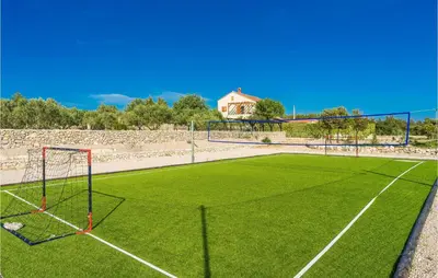 Tereni za tenis i/ili skvoš u sklopu objekta Lovely Home In Jadrija With Wifi ili u blizini