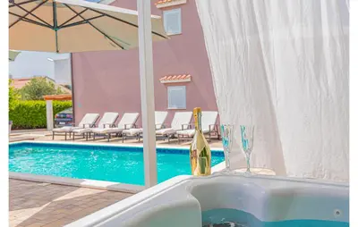 Bazen u objektu Lovely Home In Brodarica With Jacuzzi ili u blizini