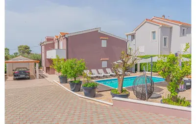 Bazen u objektu Lovely Home In Brodarica With Jacuzzi ili u blizini