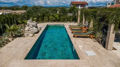 Bazen u objektu Apartments with swimming pool Bogdanovici, Sibenik - 23394 ili u blizini