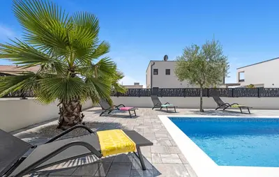 Bazen u objektu Stunning Home In Vodice With Wifi ili u blizini