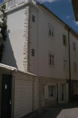 Zgrada u kojoj se nalazi vikendica