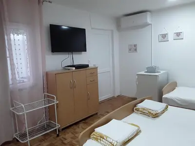 TV i/ili zabavni centar u objektu Room Nada