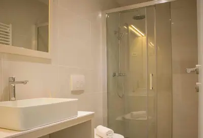 Kupaonica u objektu Lux Apartment Erato - Beach 10 min walk - FREE PARKING
