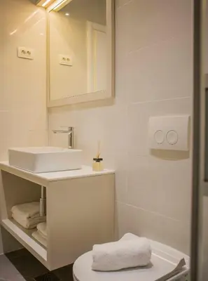 Kupaonica u objektu Lux Apartment Erato - Beach 10 min walk - FREE PARKING