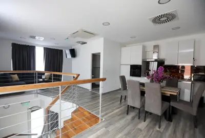Kuhinja ili čajna kuhinja u objektu D R Apartments