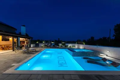 Bazen u objektu Luxury Villa Meden Dol with heated pool, Hot-Tub, 2 Saunas ili u blizini
