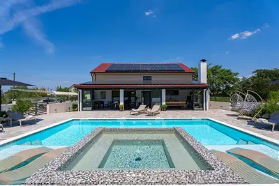 Bazen u objektu Luxury Villa Meden Dol with heated pool, Hot-Tub, 2 Saunas ili u blizini