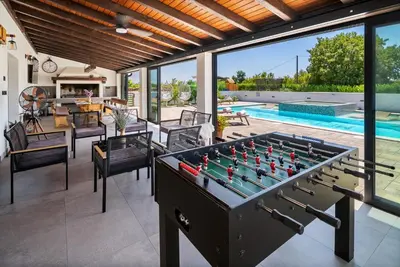Bazen u objektu Luxury Villa Meden Dol with heated pool, Hot-Tub, 2 Saunas ili u blizini