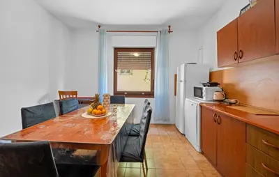 Kuhinja ili čajna kuhinja u objektu 3 Bedroom Lovely Apartment In Vodice