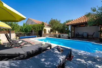 Bazen u objektu MY DALMATIA - Holiday home Olive Garden with private swimming pool ili u blizini