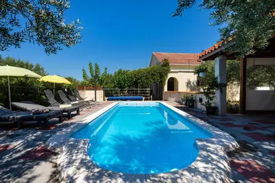 Bazen u objektu MY DALMATIA - Holiday home Olive Garden with private swimming pool ili u blizini