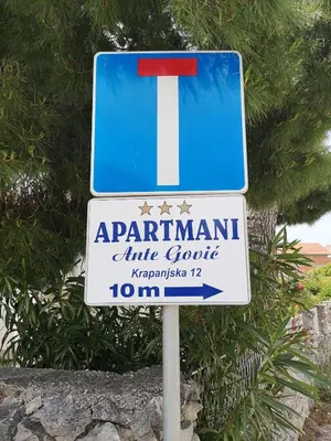 Certifikat, nagrada, logo ili neki drugi dokument izložen u objektu Apartments Govic