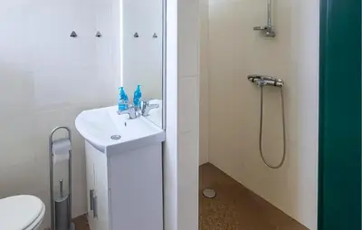 Kupaonica u objektu Beach Front Home In Tisno With Wifi