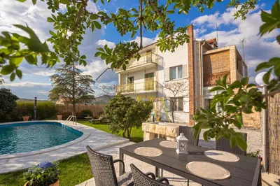 Bazen u objektu Apartman Tamara i Ante ili u blizini