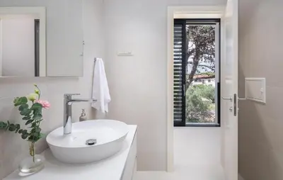 Kupaonica u objektu Luxurious Apartment In Betina With Wifi