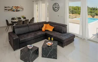 Bazen u objektu Pet Friendly Home In Sibenik ili u blizini