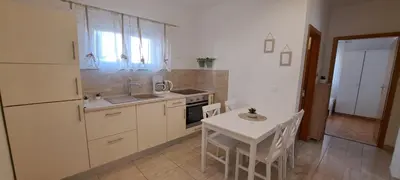 Kuhinja ili čajna kuhinja u objektu Apartments Ana Žaborić, 50 m od šljunčane plaže